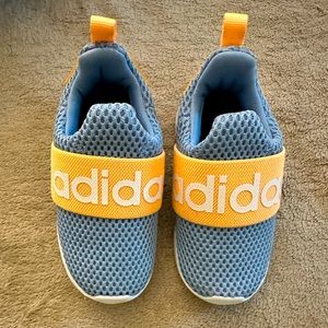 Toddler tennis shoes.